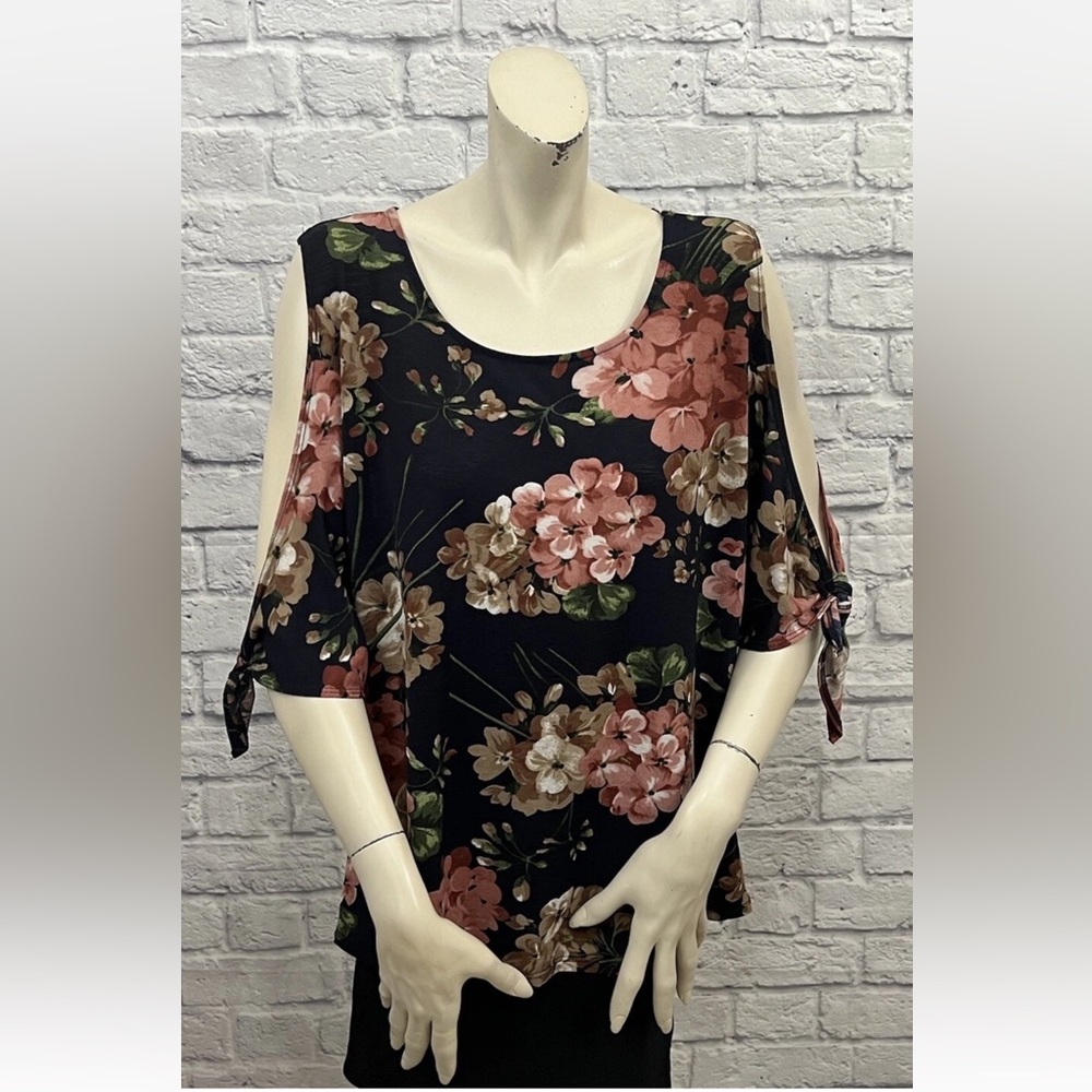 GILLI MULTI COLOR FLORAL PRINT 3/4 SLIT SLEEVE TOP SIZE 1X